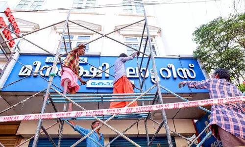 ഹോട്ടലിലെ കോൺ​ക്രീറ്റ്​ നിർമിതികൾ പൊളിച്ചുതുടങ്ങി; ഒരാൾ മരിച്ച സംഭവത്തിൽ റിപ്പോർട്ട്​ നൽകി