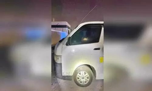 ദു​ബൈ പൊ​ലീ​സ്​ പി​ടി​കൂ​ടി​യ ഇ​ടി​ച്ചി​ട്ട്​ നി​ർ​ത്താ​തെ പോ​യ വാ​ഹ​നം