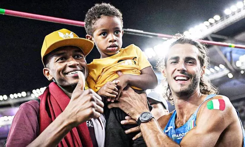 മുഅതസ് ബർഷിമും മകനും സ്വർണം നേടിയ മാർകോ ടാംബെരിക്കൊപ്പം