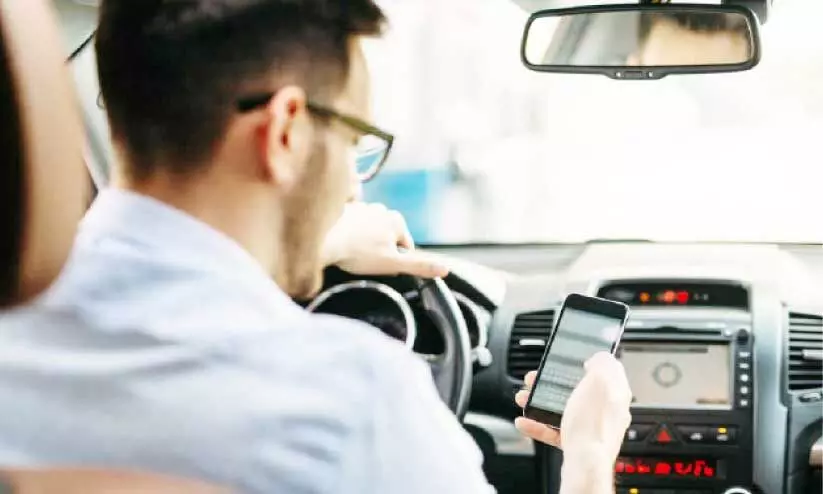 ഡ്രൈവിങ്ങിനിടെ മൊബൈൽ; ശീലം മാറ്റിയേ തീരൂ