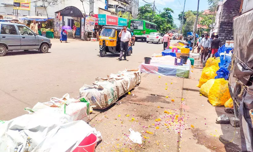 ബസ്​സ്റ്റാൻഡ്​​ ഒഴിപ്പിക്കൽ പൂക്കച്ചവടക്കാർക്കും​ തിരിച്ചടിയായി