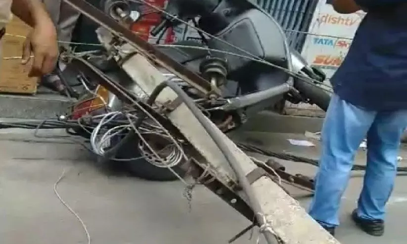 വൈ​ദ്യു​തി പോ​സ്റ്റു​വീ​ണ് അ​പ​ക​ടം: അ​പ​ക​ടം വ​രു​ത്തി​യ വാ​ഹ​ന ​ഡ്രൈ​വ​ർ അ​റ​സ്റ്റി​ൽ