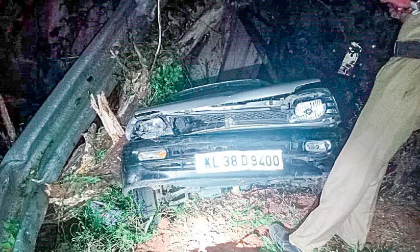 ആലപ്പുഴ-മധുര സംസ്ഥാനപാതയില് കാർ മറിഞ്ഞ് യാത്രക്കാര്ക്ക് പരിക്ക് ആലപ്പുഴ-മധുര സംസ്ഥാനപാതയില് കാർ മറിഞ്ഞ് യാത്രക്കാര്ക്ക് പരിക്ക്