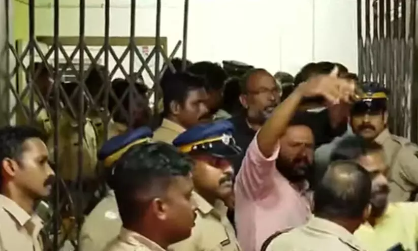 ഹെൽമെറ്റില്ലാതെ ബൈക്കോടിച്ച ഡി.വൈ.എഫ്.ഐ നേതാവിന് പിഴയിട്ട പൊലീസുകാരെ സ്ഥലംമാറ്റി ഹെൽമെറ്റില്ലാതെ ബൈക്കോടിച്ച ഡി.വൈ.എഫ്.ഐ നേതാവിന് പിഴയിട്ട പൊലീസുകാരെ സ്ഥലംമാറ്റി