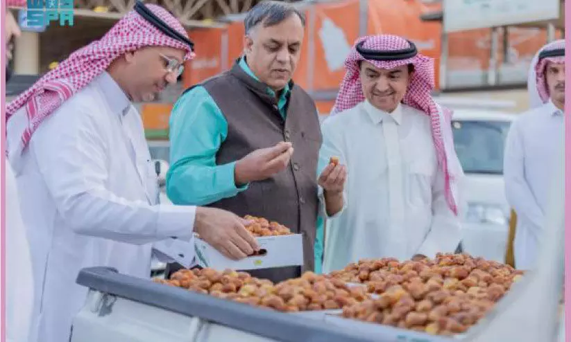 ഇന്ത്യൻ അംബാസഡർ ബുറൈദ ഈത്തപ്പഴമേള സന്ദർശിച്ചു ഇന്ത്യൻ അംബാസഡർ ബുറൈദ ഈത്തപ്പഴമേള സന്ദർശിച്ചു