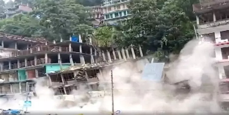 കുളുവിൽ മണ്ണിടിച്ചിലിൽ എട്ട് കെട്ടിടങ്ങൾ തകർന്നു കുളുവിൽ മണ്ണിടിച്ചിലിൽ എട്ട് കെട്ടിടങ്ങൾ തകർന്നു