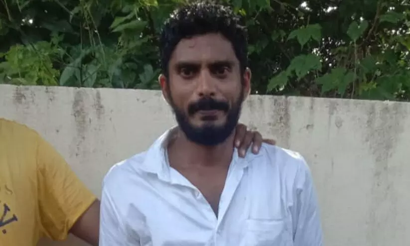 കല്ലെറിഞ്ഞയാളെ പിടിക്കാൻ സഹായിച്ചത് വന്ദേഭാരതിലെ സി.സി.ടി.വി കാമറകൾ; പരിശോധിച്ചത് 60ലേറെ കാമറകൾ കല്ലെറിഞ്ഞയാളെ പിടിക്കാൻ സഹായിച്ചത് വന്ദേഭാരതിലെ സി.സി.ടി.വി കാമറകൾ; പരിശോധിച്ചത് 60ലേറെ കാമറകൾ