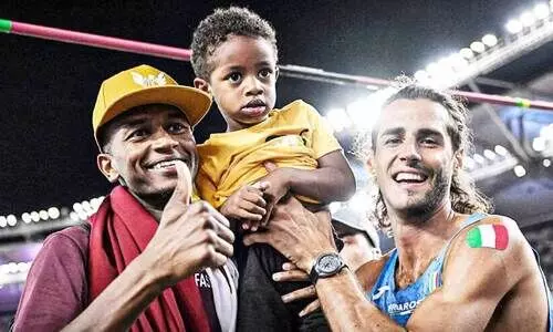 മുഅതസ് ബർഷിമും മകനും സ്വർണം നേടിയ മാർകോ ടാംബെരിക്കൊപ്പം