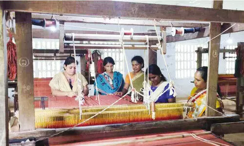 അ​വ​ഗ​ണ​ന​യു​ടെ നൂ​ലി​ഴ​യി​ൽ ഖാ​ദി കേ​ന്ദ്ര​വും തൊ​ഴി​ലാ​ളി​ക​ളും