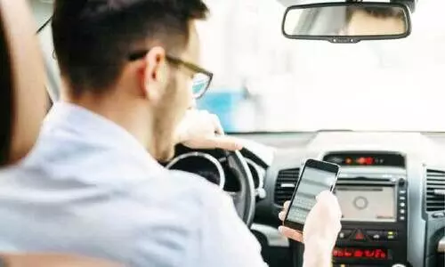 ഡ്രൈവിങ്ങിനിടെ മൊബൈൽ; ശീലം മാറ്റിയേ തീരൂ