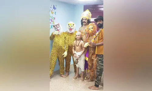 ഓ​ണം ക​ള​റാ​ക്കാ​ൻ വേ​ഷ​ങ്ങ​ളു​മാ​യി അ​ജ​യ​ഘോ​ഷ്