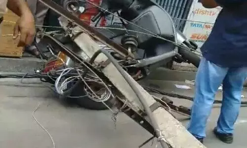 വൈ​ദ്യു​തി പോ​സ്റ്റു​വീ​ണ് അ​പ​ക​ടം: അ​പ​ക​ടം വ​രു​ത്തി​യ വാ​ഹ​ന ​ഡ്രൈ​വ​ർ അ​റ​സ്റ്റി​ൽ