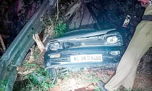 ആലപ്പുഴ-മധുര സംസ്ഥാനപാതയില്‍ കാർ മറിഞ്ഞ് യാത്രക്കാര്‍ക്ക് പരിക്ക്