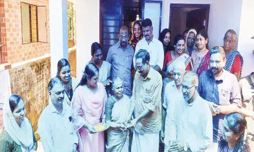 അം​ഗ​ൻ​വാ​ടി​ക്ക് ഭൂ​മി പ​കു​ത്തു​ന​ൽ​കി​യ    സു​ശീ​ല​ക്ക് ഓ​ണ​സ​മ്മാ​ന​മാ​യി ആ​ശ്ര​യ ഭ​വ​നം