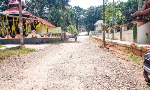 എന്ന് തീരും ഈ ‘പൊടി തീറ്റി’; കുരമ്പാല-പെരുമ്പുളിക്കൽ റോഡ് നിർമാണം ഇഴയുന്നു