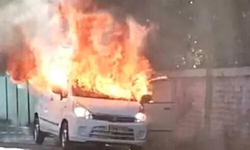 ഓടിക്കൊണ്ടിരിക്കെ കാറിന് തീപിടിച്ചു; സ്ത്രീ രക്ഷപ്പെട്ടത് തലനാരിഴക്ക്