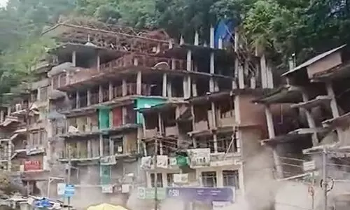 കുളുവിൽ ഉരുൾപൊട്ടലിൽ നിരവധി വീടുകൾ തകർന്നു; ഞെട്ടിക്കുന്ന ദൃശ്യങ്ങൾ പുറത്ത്