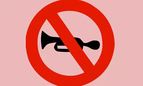 സ്​കൂളുകൾക്കു മുന്നിൽ ഹോൺ മുഴക്കരുത്; വാ​ഹ​ന​ങ്ങ​ൾ​ക്ക്​ ക​ർ​ശ​ന നി​ർ​ദേ​ശം​