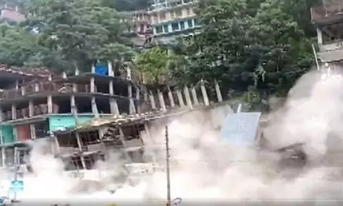 കുളുവിൽ മണ്ണിടിച്ചിലിൽ എട്ട് കെട്ടിടങ്ങൾ തകർന്നു