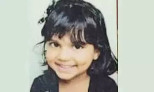 വീടിനു സമീപം ബസിറങ്ങിയ നഴ്സറി വിദ്യാർഥിനി അതേ ബസിടിച്ച് മരിച്ചു