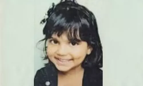 സ്കൂൾ ബസ് ദേഹത്തു കയറി നാലുവയസ്സുകാരിക്ക് ദാരുണാന്ത്യം; അപകടം വീ​ടി​ന് സ​മീ​പം