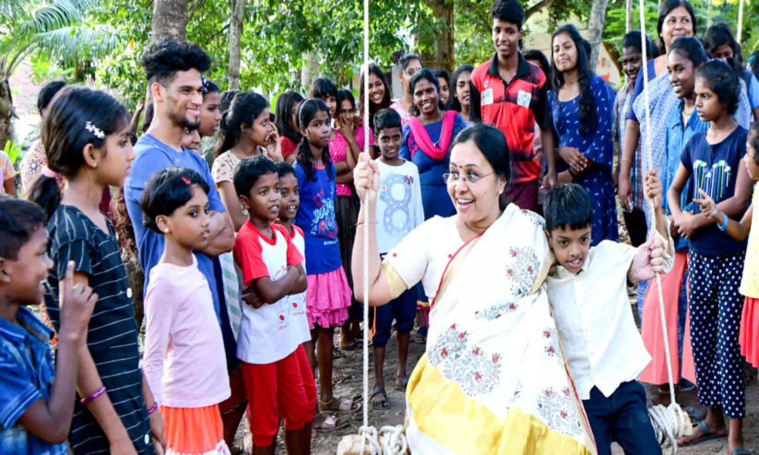 ശ്രീചിത്ര ഹോമിലെത്തി ഓണാശംസകള്‍ നേര്‍ന്ന് മന്ത്രി വീണാ ജോര്‍ജ്