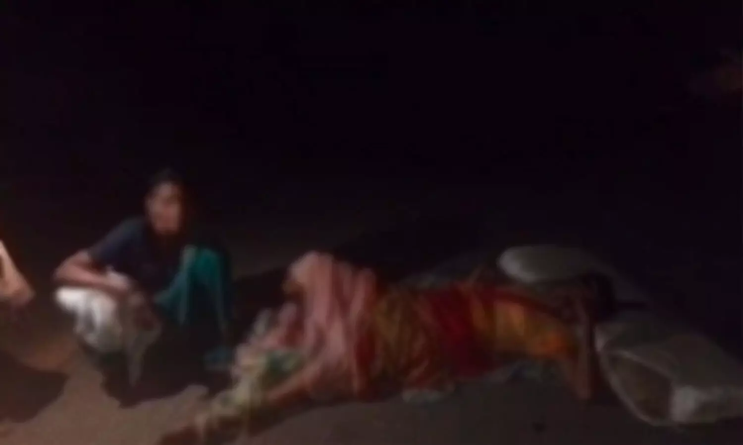 ആംബുലൻസ് വരാൻ വിസമ്മതിച്ചു; ദലിത് യുവതി റോഡരികിൽ കുഞ്ഞിന് ജന്മം നൽകി