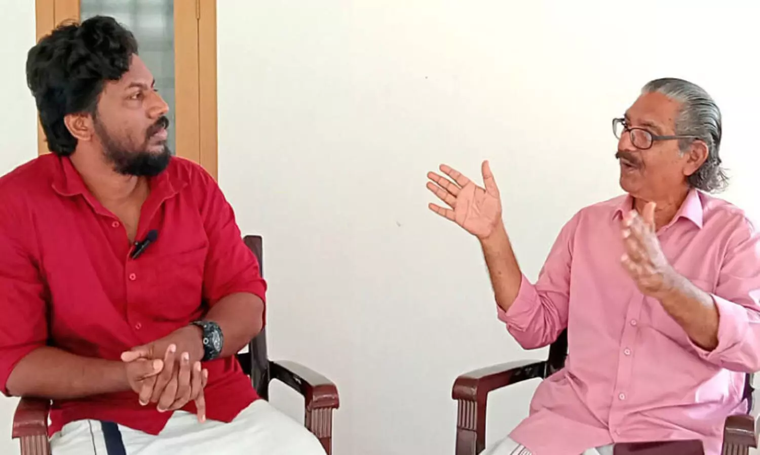 ഭി​ന്നി​പ്പി​ക്ക​ലി​ല്‍ പ്ര​തി​ഷേ​ധി​ച്ചും ഒ​രു​മ​യി​ല്‍  പ്ര​തീ​ക്ഷ​യ​ര്‍പ്പി​ച്ചും ര​ണ്ടു ത​ല​മു​റ​ക്ക​വി​ക​ള്‍