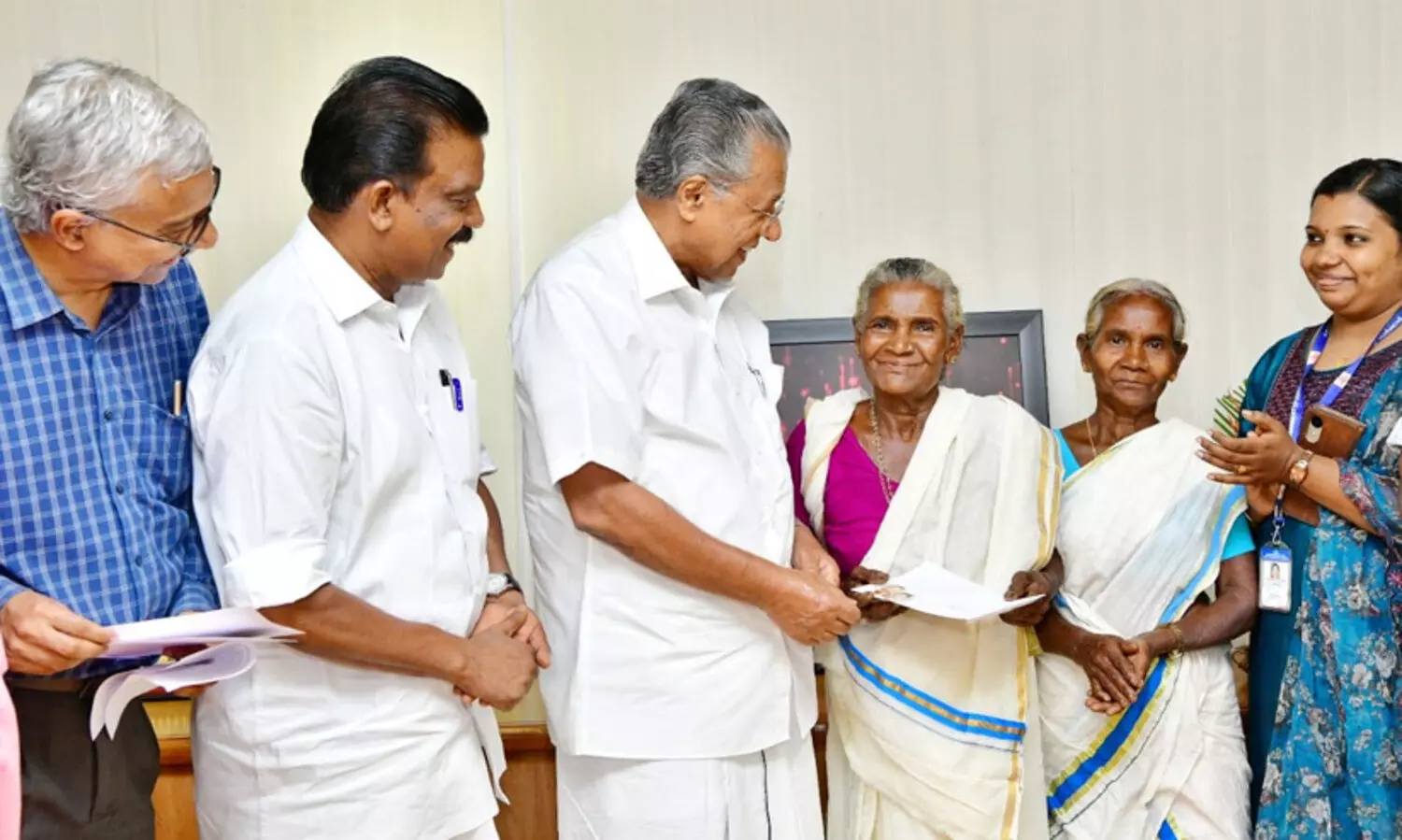 60 വയസ് മുതലുള്ള പട്ടിക വർഗക്കാർക്കുള്ള ഓണസമ്മാനം മുഖ്യമന്ത്രി പിണറായി വിജയൻ വിതരണം ചെയ്തു