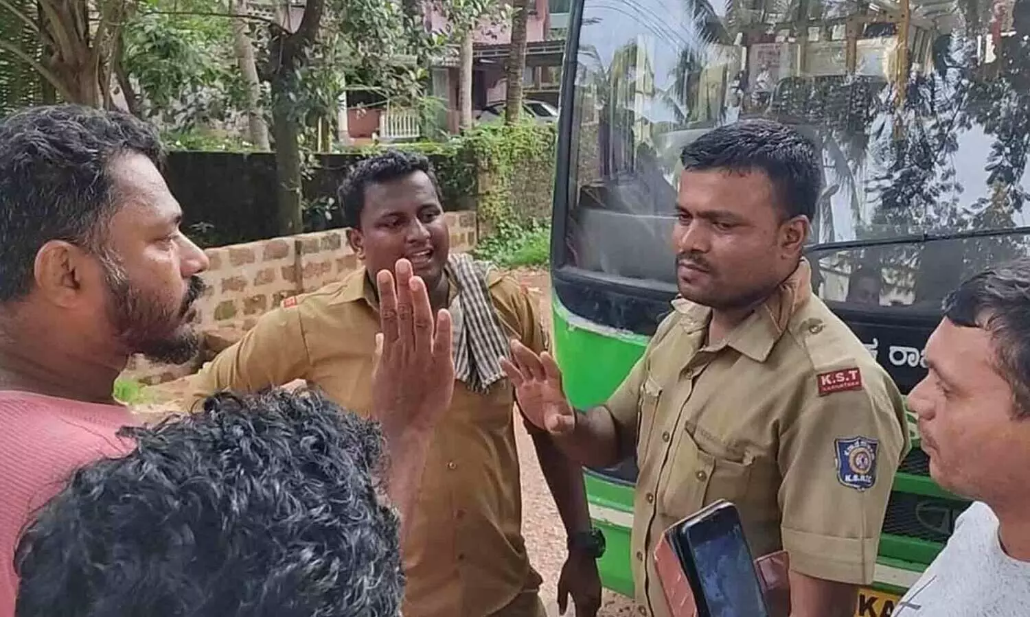 ആധാറില്ലാത്ത പിഞ്ചു വിദ്യാർഥിനികളെ ബസിൽനിന്ന് ഇറക്കിവിട്ടു; നാട്ടുകാർ ബസ് തടഞ്ഞു