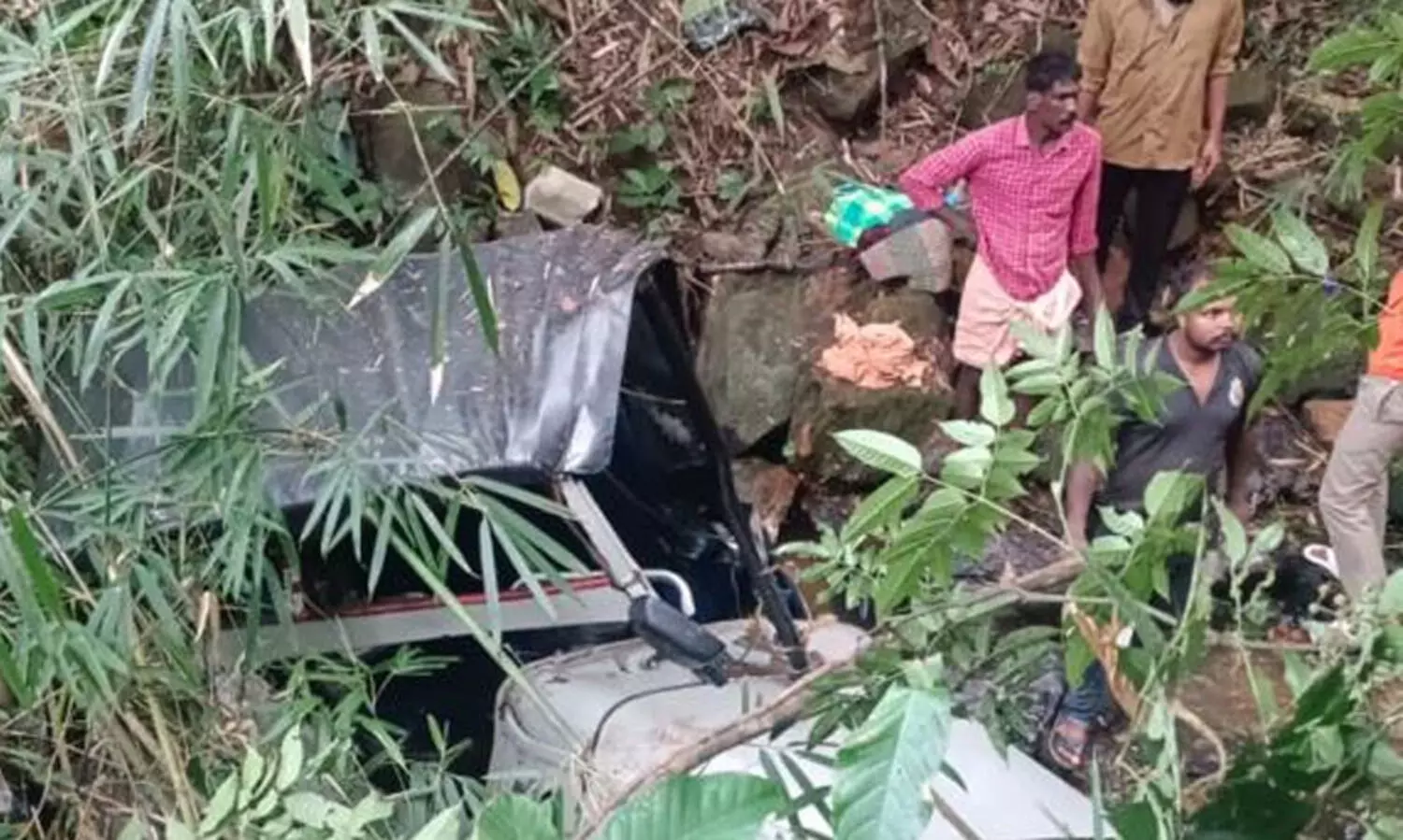 മരിച്ചവരിൽ അമ്മയും മകളും സഹോദരങ്ങളുടെ ഭാര്യമാരും; അപകടം ജീപ്പ് വളവ് തിരിയുമ്പോൾ