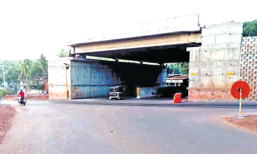 ദേശീയപാതയിൽ സൂചന ബോർഡുകളില്ല; അപകടത്തിൽ യുവാവിന് കാൽ നഷ്ടപ്പെട്ടു ദേശീയപാതയിൽ സൂചന ബോർഡുകളില്ല; അപകടത്തിൽ യുവാവിന് കാൽ നഷ്ടപ്പെട്ടു