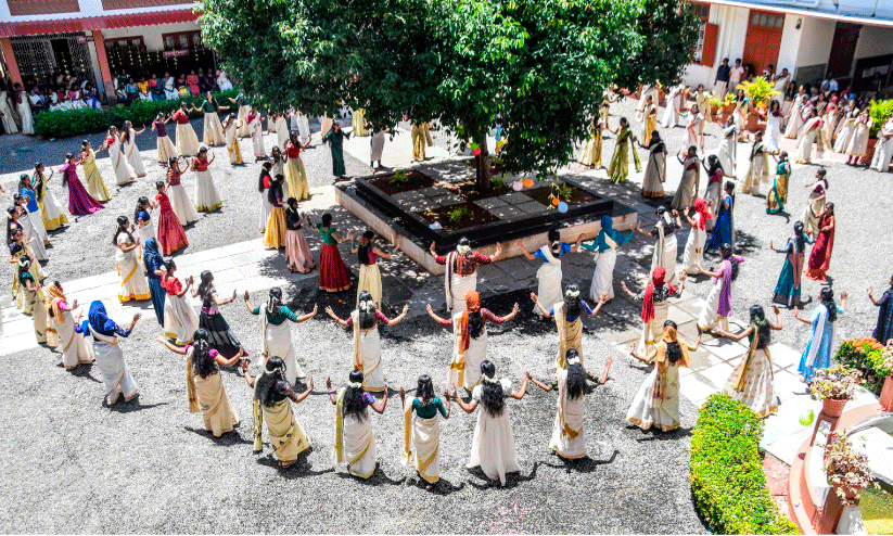 വോട്ടര് പട്ടികയില് യുവ വോട്ടര്മാരുടെ സാന്നിധ്യം വർധിപ്പിക്കാൻ കോളജില് മെഗാ തിരുവാതിര വോട്ടര് പട്ടികയില് യുവ വോട്ടര്മാരുടെ സാന്നിധ്യം വർധിപ്പിക്കാൻ കോളജില് മെഗാ തിരുവാതിര