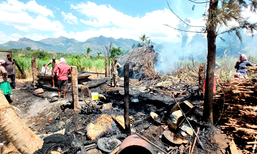 മറയൂരിൽ ശർക്കര നിർമാണശാലയിൽ തീപിടിത്തം; ഒരേക്കർ കരിമ്പും നശിച്ചു മറയൂരിൽ ശർക്കര നിർമാണശാലയിൽ തീപിടിത്തം; ഒരേക്കർ കരിമ്പും നശിച്ചു