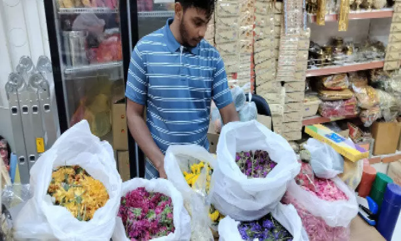 യു.എ.ഇ:പൂക്കളെത്തി; ഓണവിപണി സജീവം