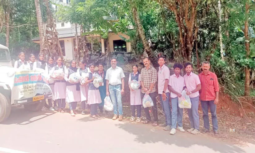 കിടപ്പ് രോഗികൾക്ക് ഓണസമ്മാനവുമായി പാലിയേറ്റിവ് കൂട്ടായ്മ കിടപ്പ് രോഗികൾക്ക് ഓണസമ്മാനവുമായി പാലിയേറ്റിവ് കൂട്ടായ്മ