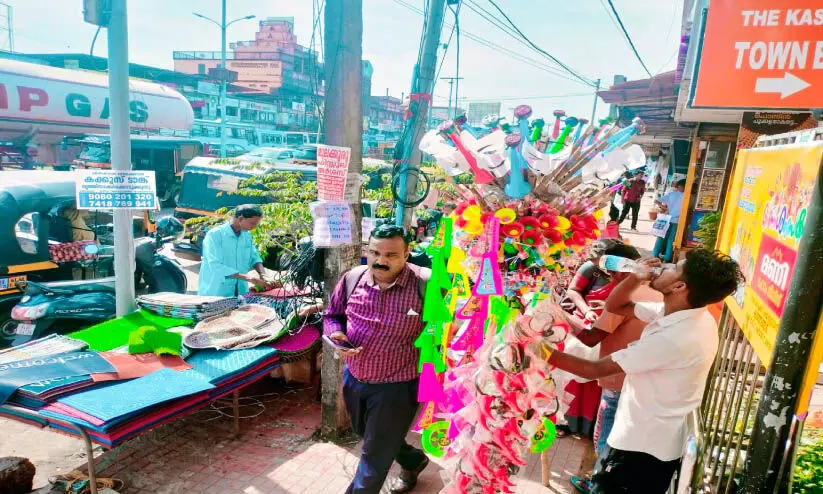 ഓണത്തിരക്കിലലിഞ്ഞ്  കാ​ഞ്ഞ​ങ്ങാട്