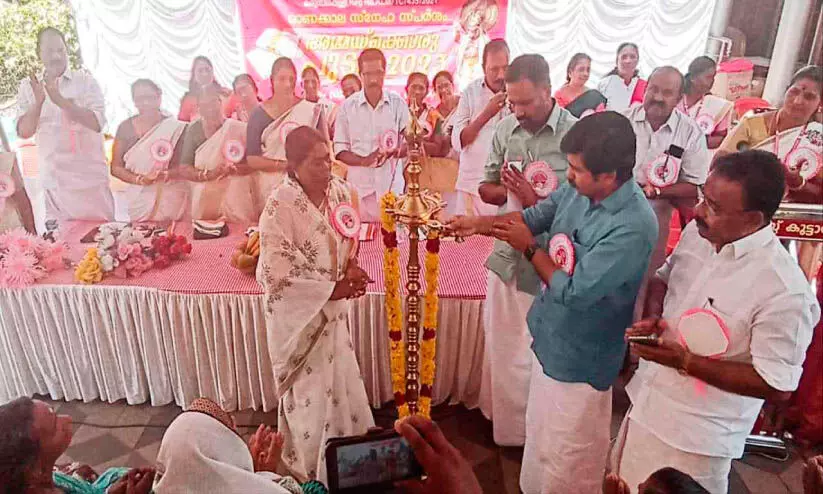 ‘അമ്മക്കൊരു പുടവ’ ഉദ്ഘാടനം നിർവഹിച്ചു ‘അമ്മക്കൊരു പുടവ’ ഉദ്ഘാടനം നിർവഹിച്ചു