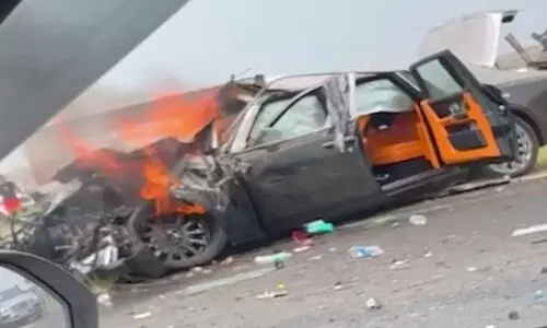 ചീറിപ്പാഞ്ഞ റോൾസ് റോയ്സ് ഇടിച്ചുകയറി; ടാങ്കർ ലോറിയിലുണ്ടായിരുന്ന രണ്ടു പേർ മരിച്ചു ചീറിപ്പാഞ്ഞ റോൾസ് റോയ്സ് ഇടിച്ചുകയറി; ടാങ്കർ ലോറിയിലുണ്ടായിരുന്ന രണ്ടു പേർ മരിച്ചു