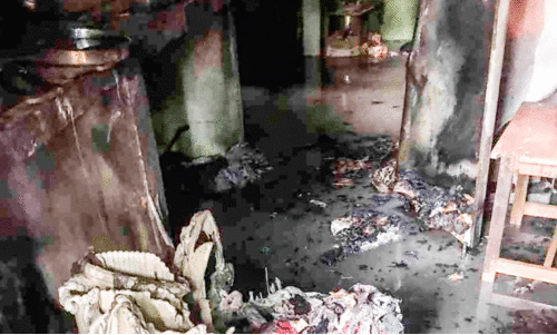 പാചകവാതക സിലിണ്ടർ പൊട്ടിത്തെറിച്ച് വീടിന് തീപിടിച്ചു