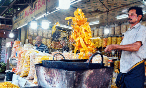 ഉപ്പേരിക്ക്​ ‘ഗമ’ കൂടി; കൂട്ടിന്​ ശർക്കരവരട്ടിയും