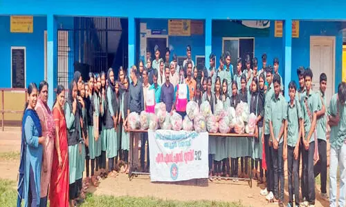 ഓ​ണ​ക്കോ​ടി​യും കി​റ്റും വി​ത​ര​ണം ചെ​യ്ത്  അ​ച്ചൂ​ർ എ​ൻ.​എ​സ്.​എ​സ്