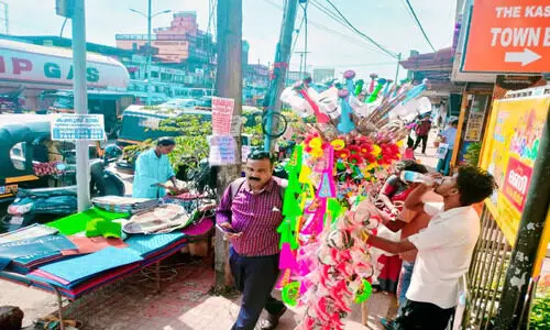 ഓണത്തിരക്കിലലിഞ്ഞ്  കാ​ഞ്ഞ​ങ്ങാട്