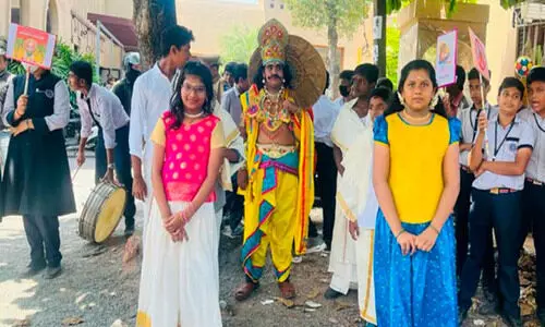 ഓ​ണാ​ഘോ​ഷം ല​ഹ​രി​വി​രു​ദ്ധ  പ്ര​വ​ർ​ത്ത​ന​ങ്ങ​ൾ​ക്കാ​യി വി​നി​യോ​ഗി​ച്ച് വി​ദ്യാ​ർ​ഥി​ക​ൾ