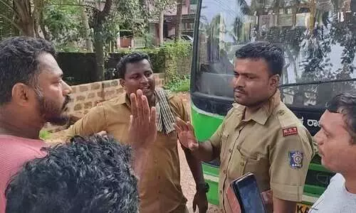 ആധാറില്ലാത്ത പിഞ്ചു വിദ്യാർഥിനികളെ ബസിൽനിന്ന് ഇറക്കിവിട്ടു; നാട്ടുകാർ ബസ് തടഞ്ഞു