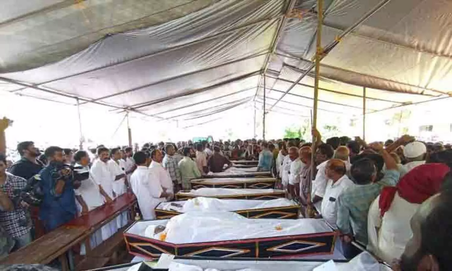 ആ ഒമ്പതു പേർക്കും കണ്ണീരോടെ വിട നൽകി നാട്