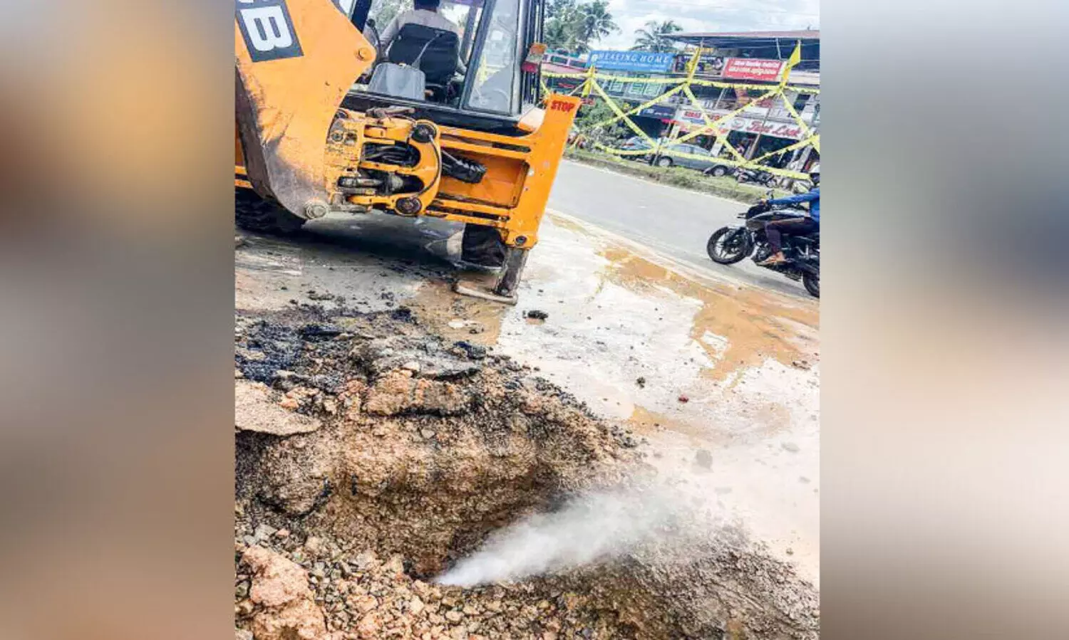 ക​ങ്ങ​ര​പ്പ​ടി​യി​ൽ വാ​ത​ക പൈ​പ്പ് പൊ​ട്ടി​യ​പ്പോ​ൾ