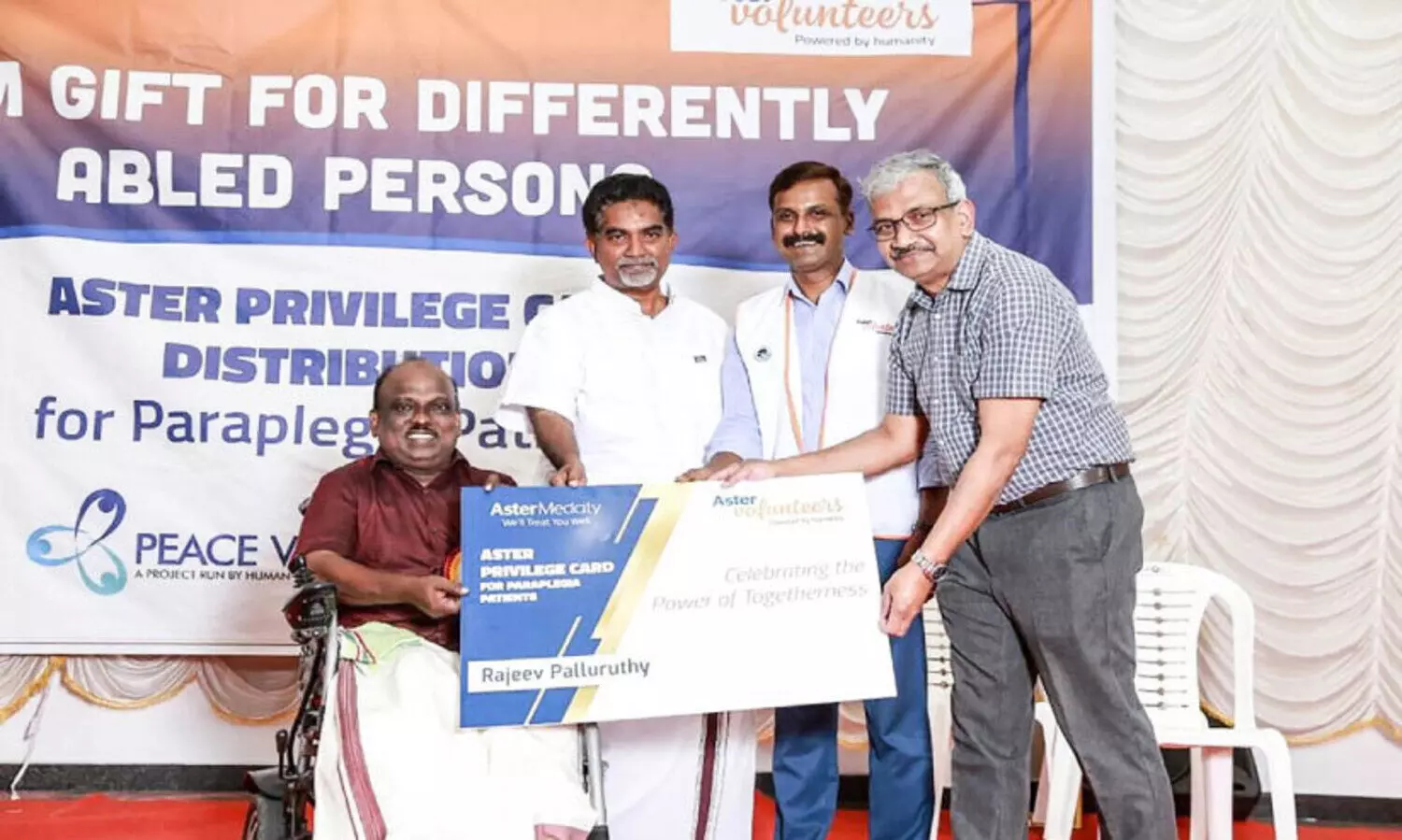 ആ​സ്റ്റ​ർ എ​ബി​ലി​റ്റി കാ​ർ​ഡ് പ​ദ്ധ​തി​യു​ടെ വി​ത​ര​ണോ​ദ്ഘാ​ട​നം രാ​ജീ​വ് പ​ള്ളു​രു​ത്തി​ക്ക് ന​ൽ​കി ഡോ. ​സു​രേ​ഷ് ജി.​നാ​യ​ർ  നിർവഹിക്കുന്നു