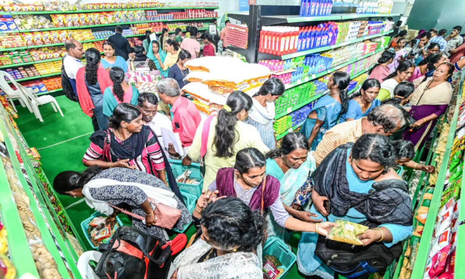 ആ​ല​പ്പു​ഴ ന​ഗ​ര​ച​ത്വ​ര​ത്തി​ൽ സ​ജ്ജീ​ക​രി​ച്ച സ​പ്ലൈ​കോ പ​വി​ലി​യ​നി​ലെ തി​ര​ക്ക്