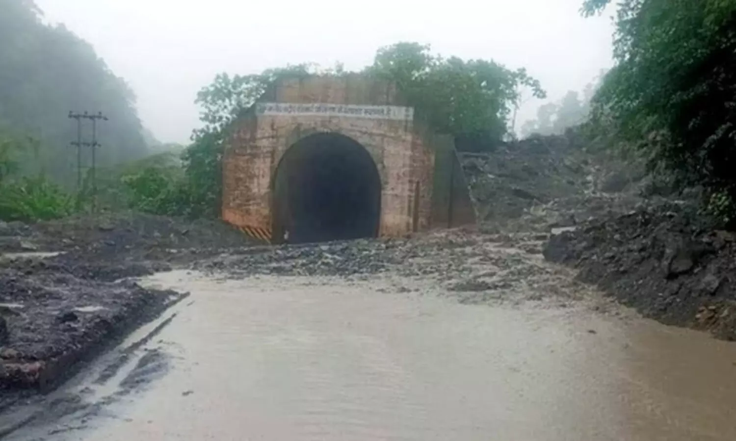 മേഘാലയയിലെ സോനാപൂർ തുരങ്കത്തിൽ മണ്ണിടിഞ്ഞു; ത്രിപുര, മിസോറാം, ബരാക് താഴ്‌വരയിൽ ഗതാഗതം തടസ്സപ്പെട്ടു